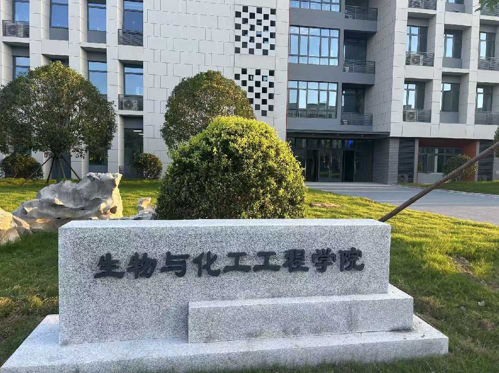 连平县扬州职业大学体育场高杆灯项目